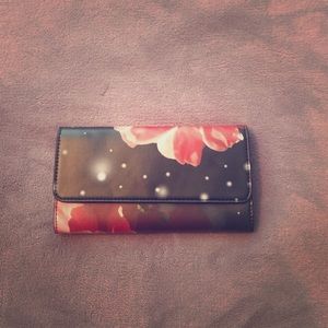 Women’s trifold wallet/clutch